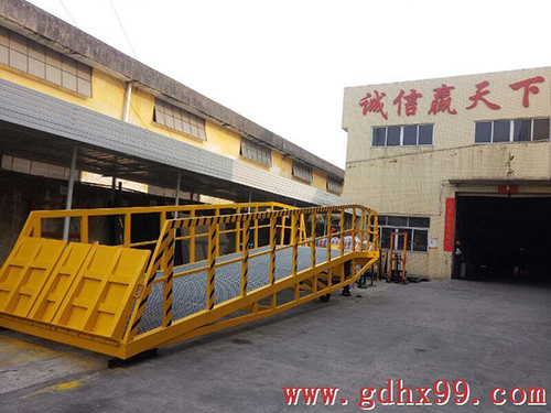 浩翔移動式登車橋滿柜出口進軍澳大利亞
